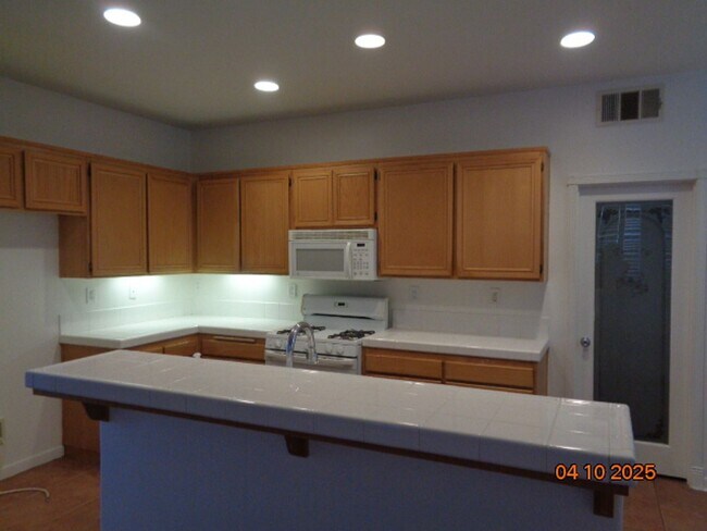 Foto del edificio - Quartz Hill 5 Bedroom 2 Story Pool Home