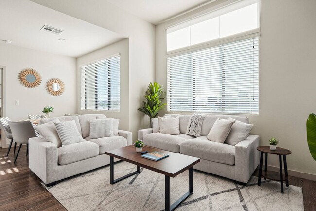 Building Photo - 711 W Broadway Rd