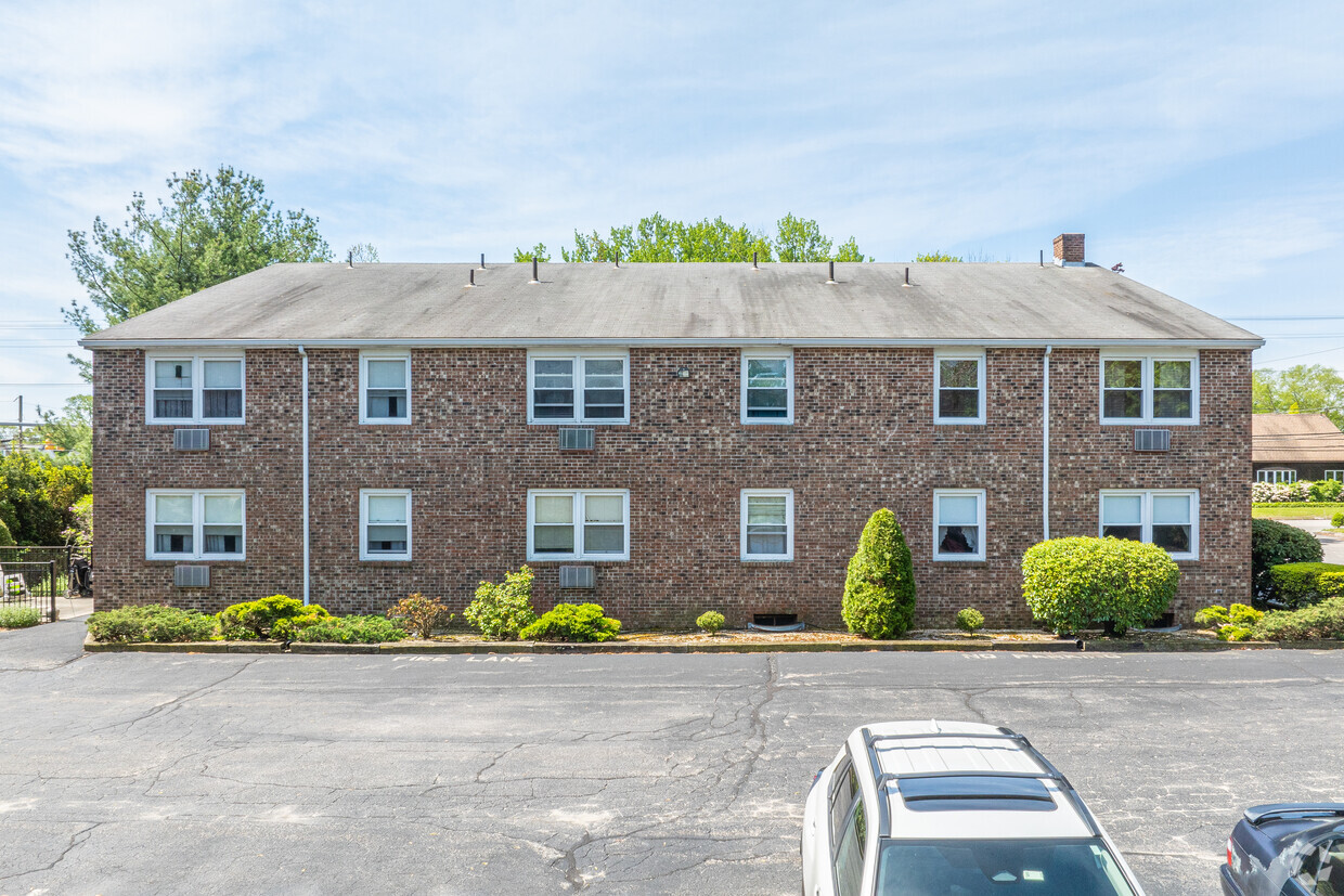 875 Main Ave Warwick, RI 02886-1956 - Midland Manor Apartments