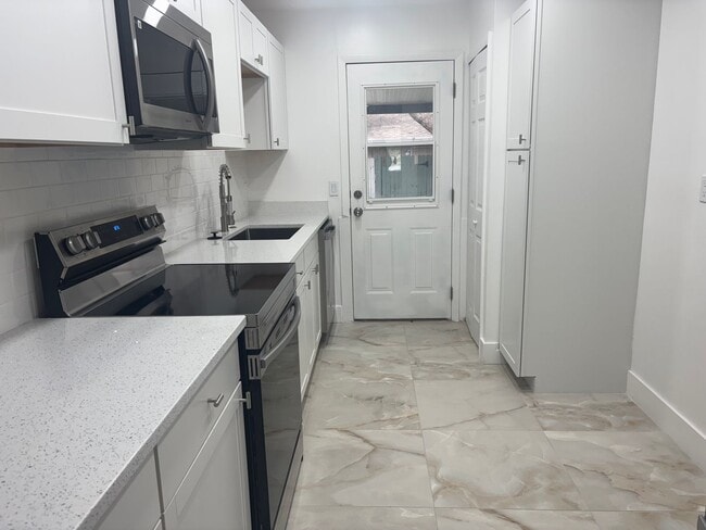 Foto del edificio - Beautiful, newly renovated 3/2 Condo in a ...