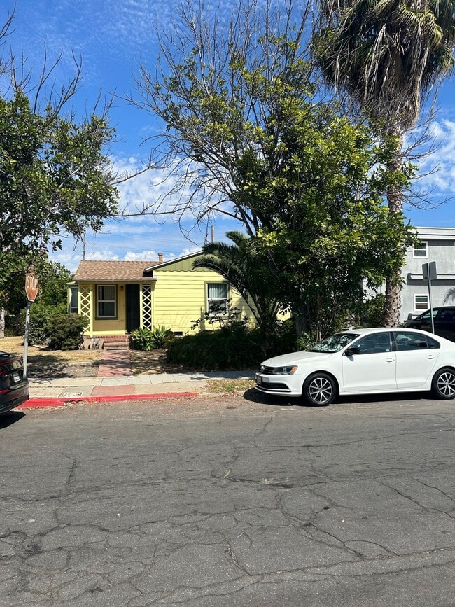 Building Photo - House 2bd/2ba +Bonus room+Gar+yard