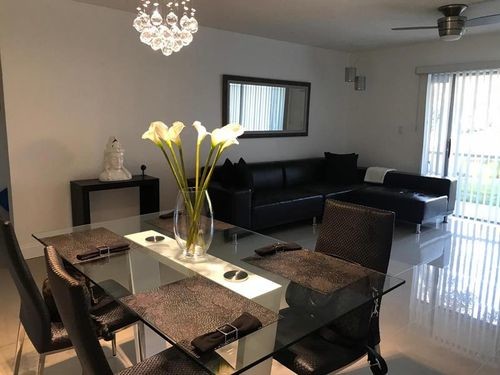 Foto del edificio - 472 N Laurel Dr