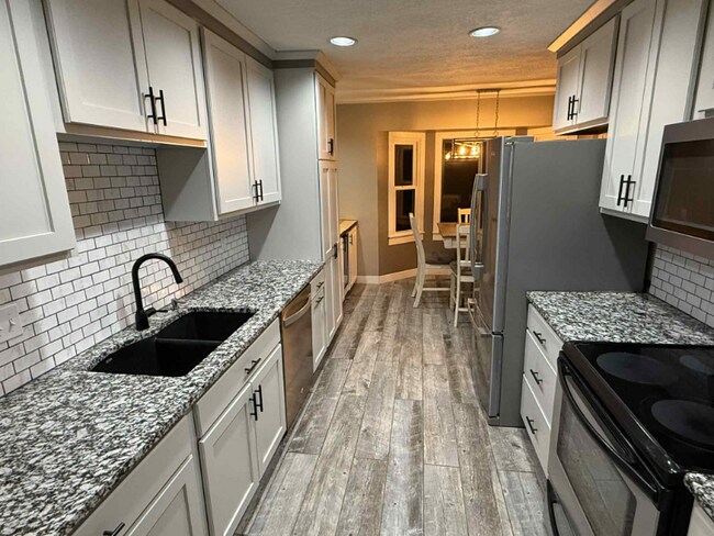 Foto del edificio - 1324 N Crestline St