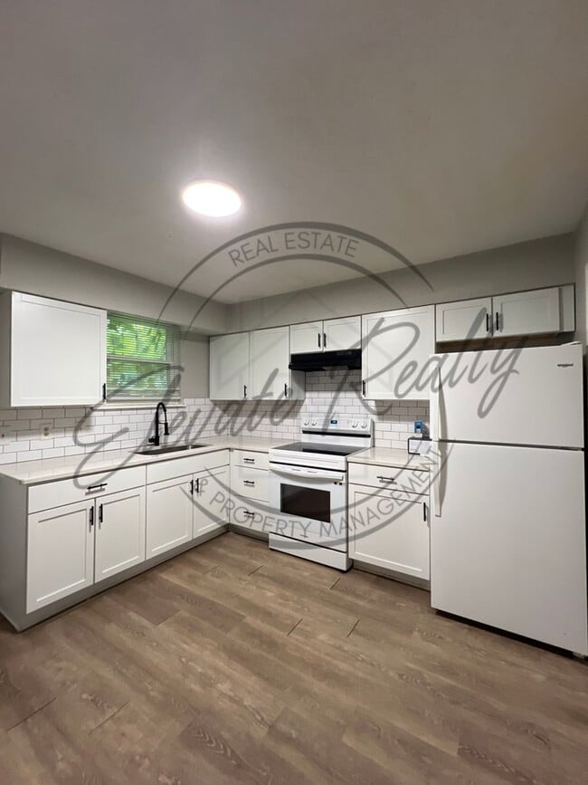 Building Photo - Trailwood Circle 909-911