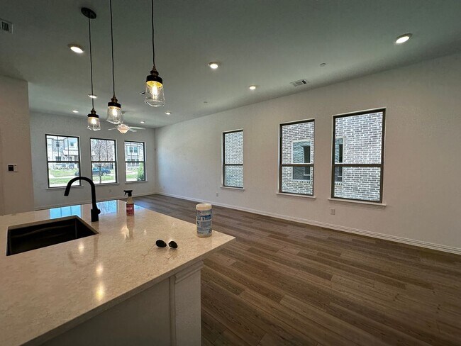 Foto del edificio - Stunning 3BR/2.5BA Corner Townhome Built i...