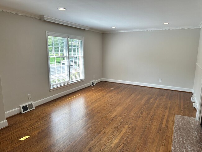 Foto del edificio - Myers Park 3 Bedrooms 2 Bathroom Duplex!