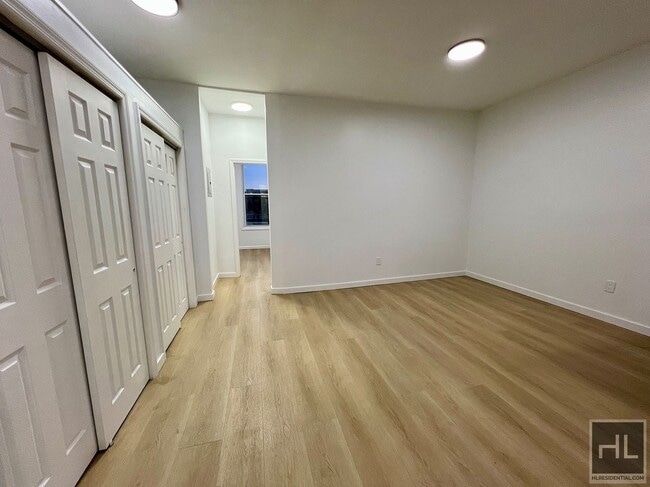 Foto del edificio - Top Floor 2BR 1BA Lofty Space w/ Laundry In Greenwood/South Slope