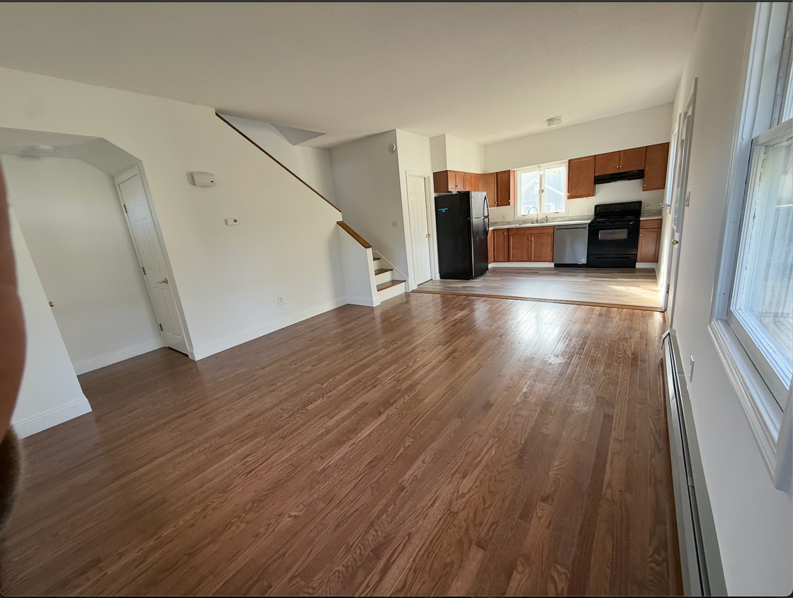 Photo - 143 E High St (East Hampton, CT)