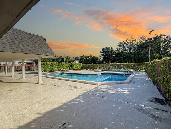 Foto del edificio - Comfortable & Convenient Condo Near Dadeland Mall & Baptist Hospital