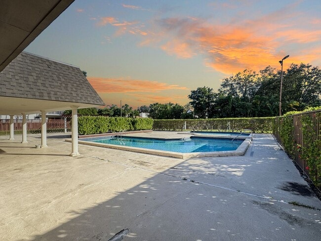 Building Photo - Comfortable & Convenient Condo Near Dadeland Mall & Baptist Hospital
