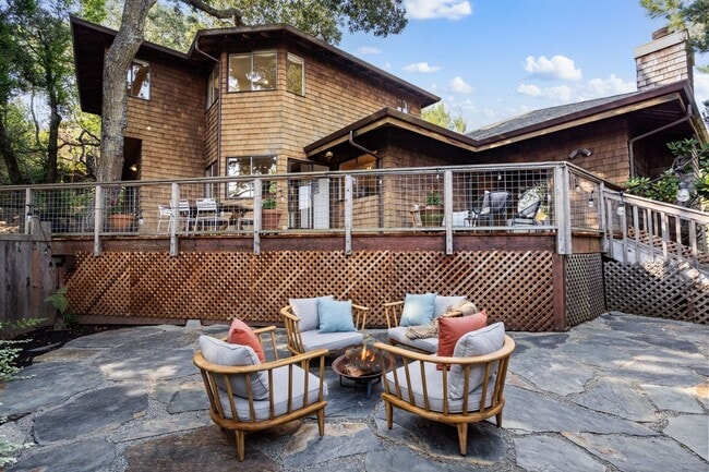 Building Photo - EXTRAORDINARY SPACIOUS FOUR BEDROOM HOME I...