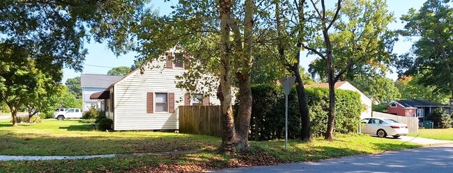 Building Photo - 1301 Sunset Dr