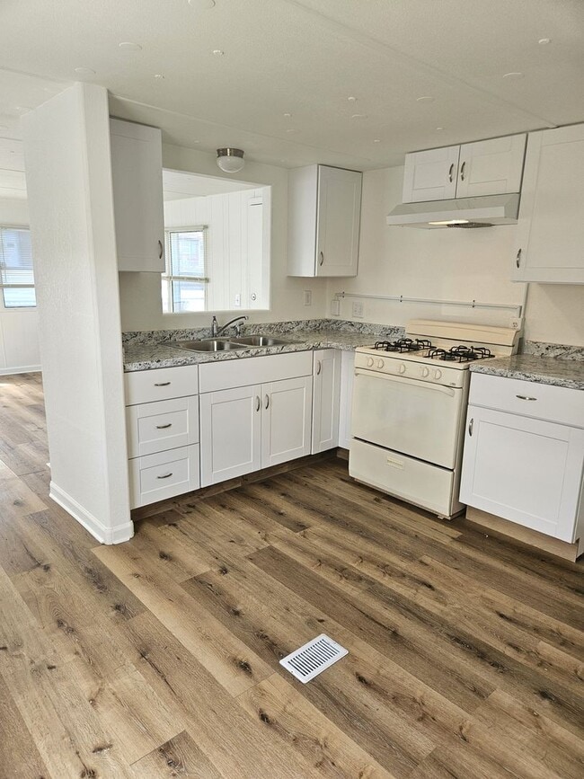 Building Photo - 2 BEDROOM HOUSE, WILL BE READY WEEK OF THE...