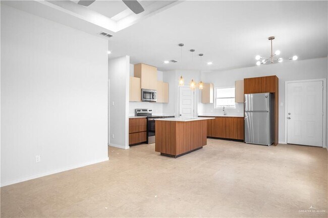 Building Photo - 608 N Onyx Ave