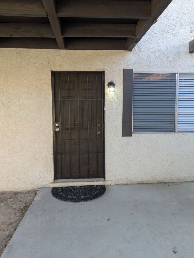 Foto del edificio - REMODELED 2 BEDROOM FOURPLEX UNIT