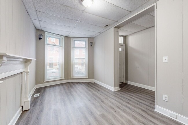 Building Photo - Rare 5BR 2BA home