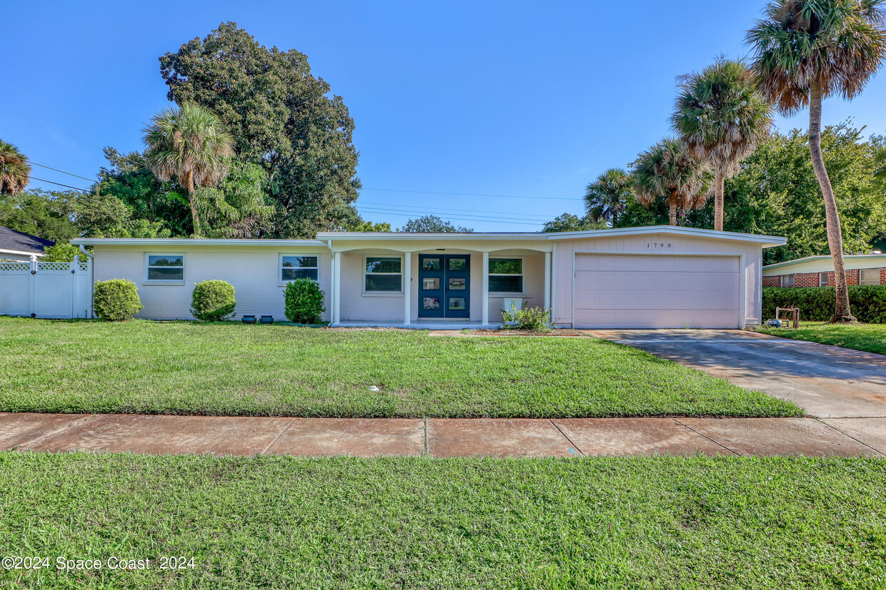 Foto principal - 1790 S Lilac Cir