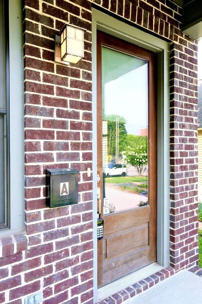 Foto del edificio - EAST NASHVILLE - FOUR BEDROOM Historic Home with amazing views of Nashville Skyline!