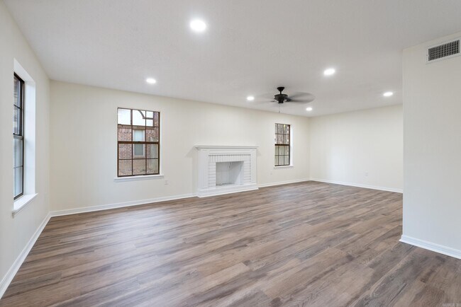 Foto del edificio - 10 Woodbridge Dr