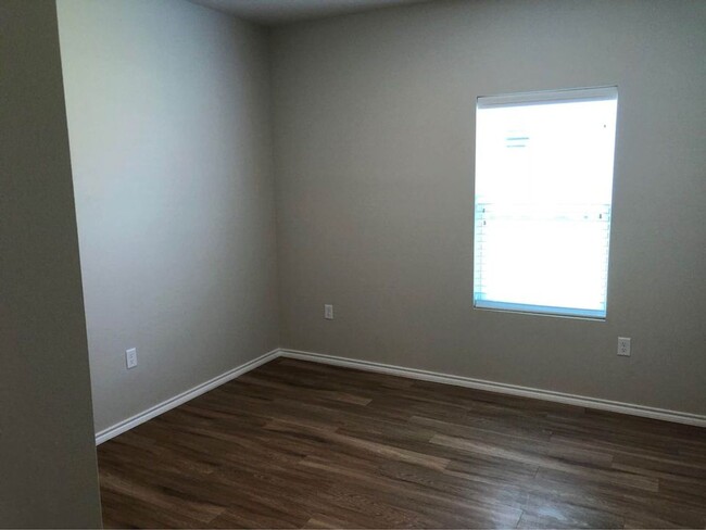 Building Photo - 4 Bedroom in Hallsville