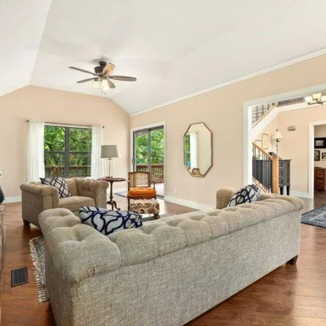 Foto del edificio - Spacious 5-Bedroom Home with Scenic Backya...