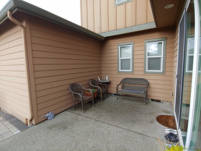Building Photo - 1630 NE Falls Dr