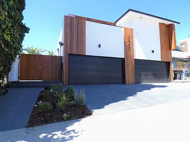 Foto del edificio - Luxury Four-Unit Estate