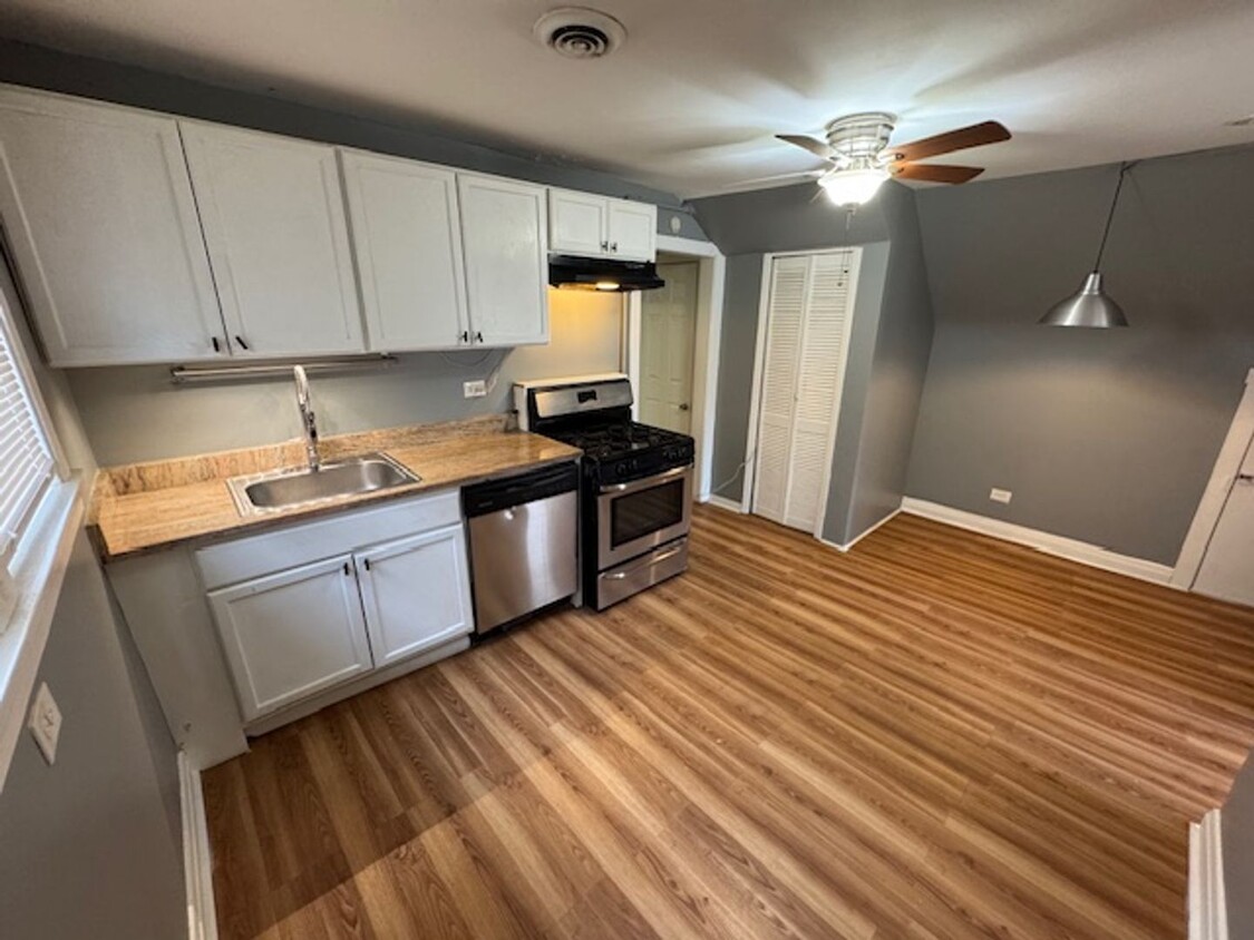 Foto principal - 3452 W Irving Park Rd