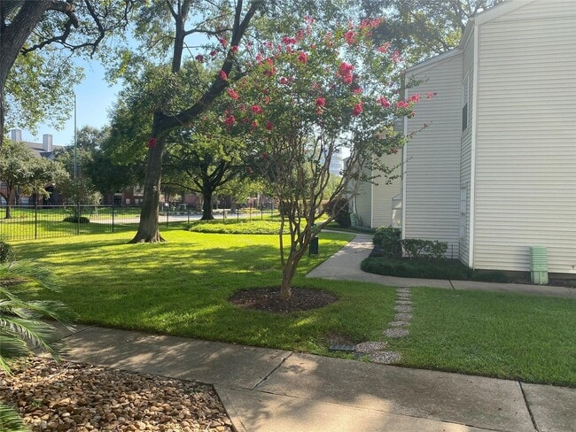 Building Photo - 9809 Richmond Ave.