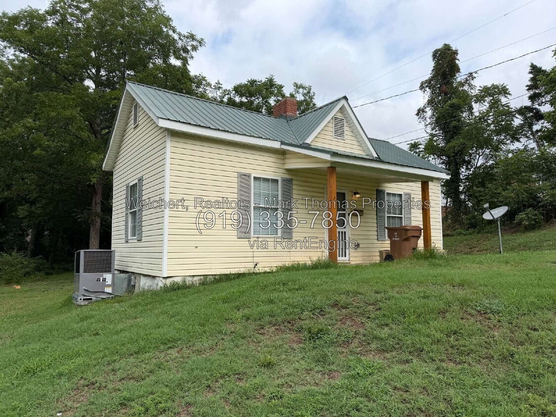 Building Photo - 320 E Morehead St