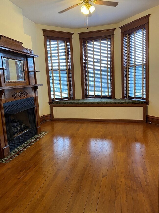 Foto del edificio - 2143 N Oakley Ave