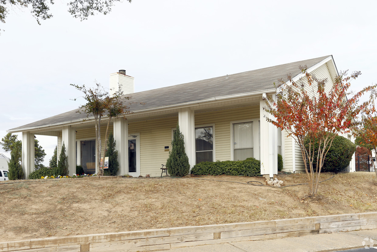 Primary Photo - Towne Oaks Apartments