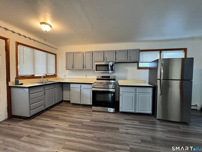 Building Photo - 704 Highland Ave