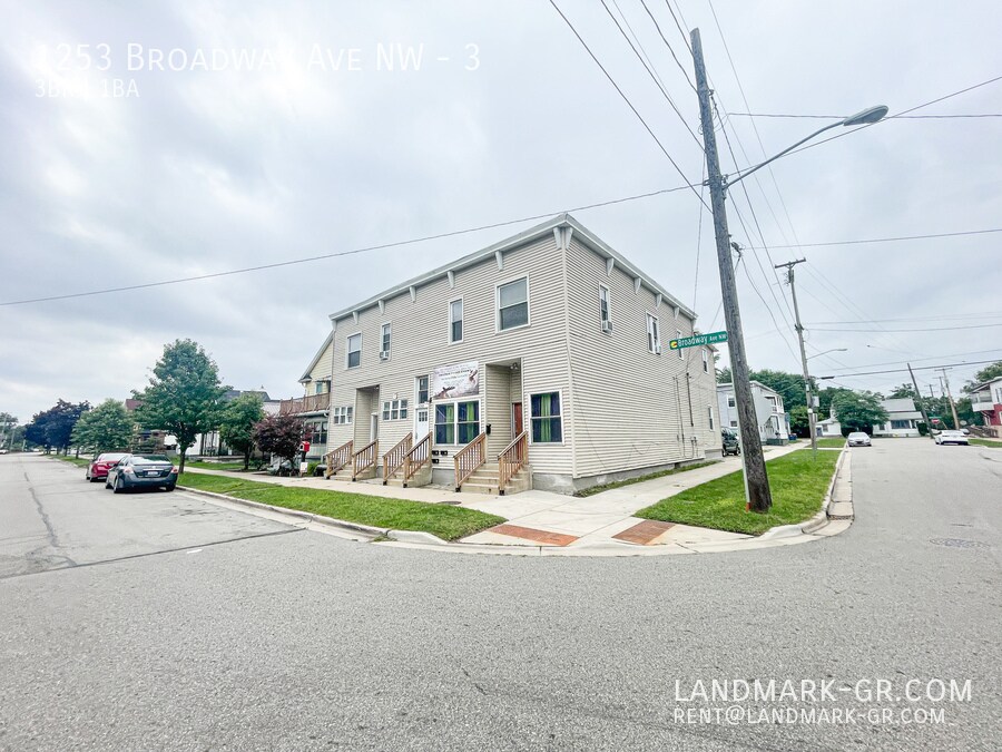 Foto principal - 1253 Broadway Ave NW