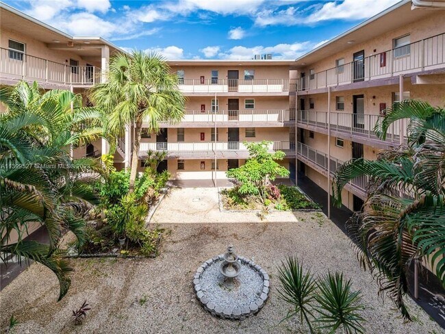 Building Photo - 2860 Somerset Dr