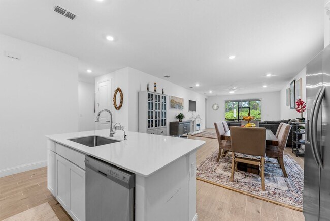 Foto del edificio - 479 Kingbird Dr