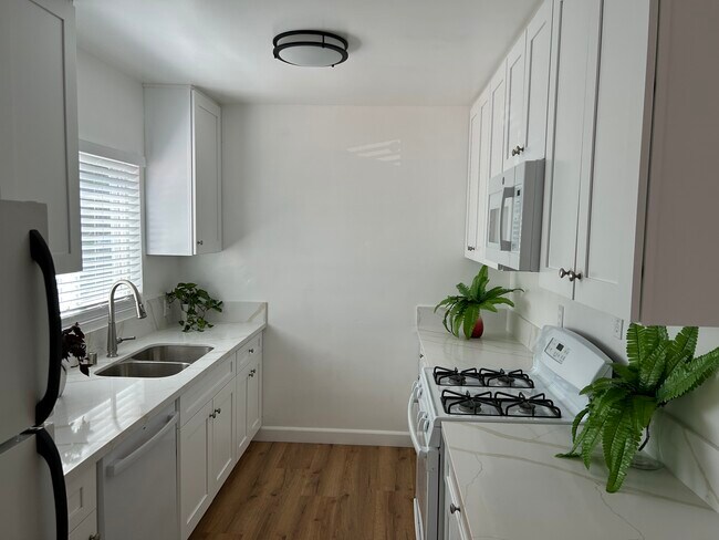 Cocina - 1156 N Ardmore Ave