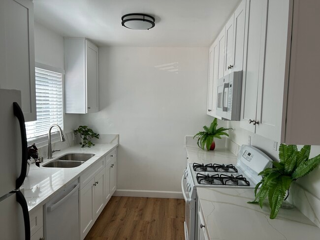 Kitchen - 1156 N Ardmore Ave