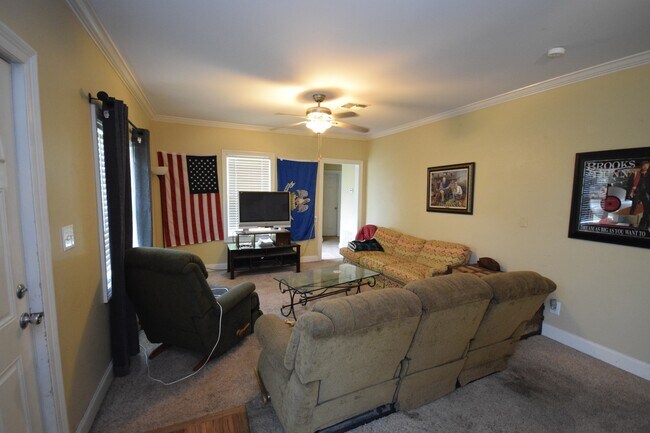 Building Photo - 4 Bed 2 Bath Home Centrally Located!