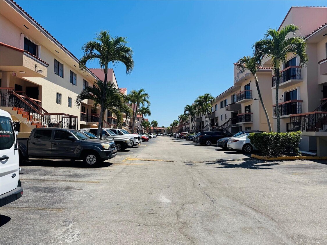 Foto principal - 5650 W 26th Ct
