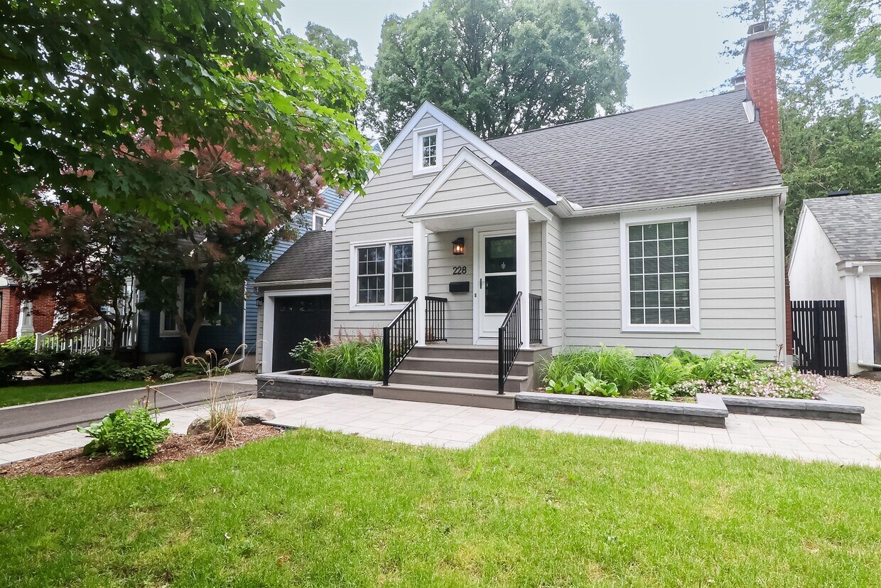Primary Photo - 228 Greensway Ave