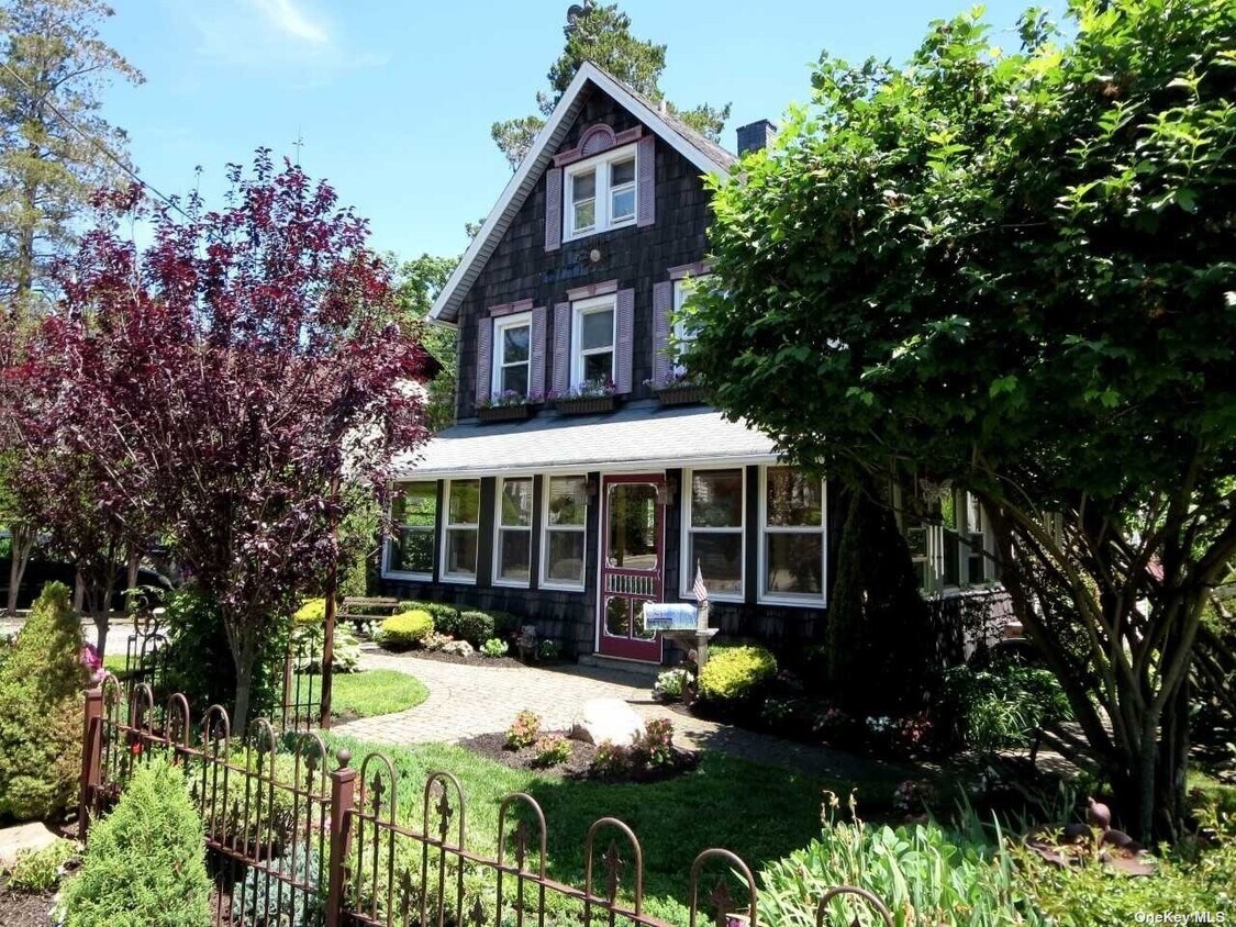 24 Hillside Ave, Huntington, NY 11743 Room for Rent in Huntington, NY