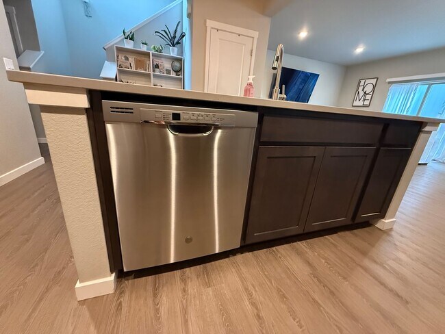 Foto del edificio - 3 BR 2.5 BA, 2 car garage townhome for ren...