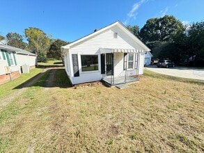 Building Photo - 2131 Ln St