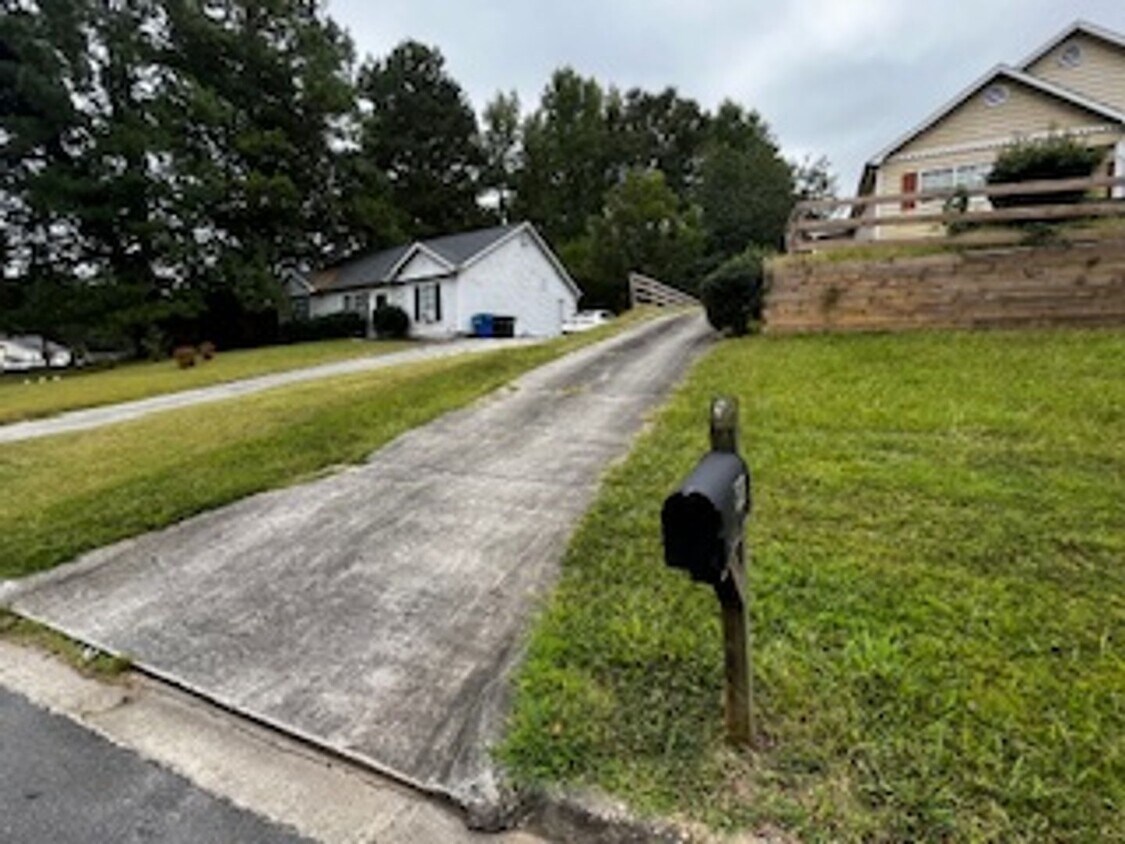 Primary Photo - Conveniently Located Spacious 3 Bedroom/2 ...