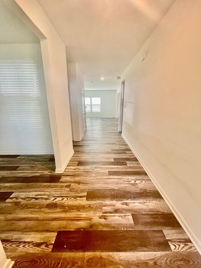 Foto del edificio - Welcome to this stunning 5-bedroom, 2-bath...