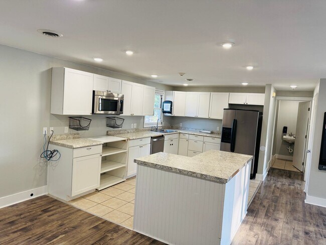 Building Photo - West End Location, Perfect for Daycare Cen...