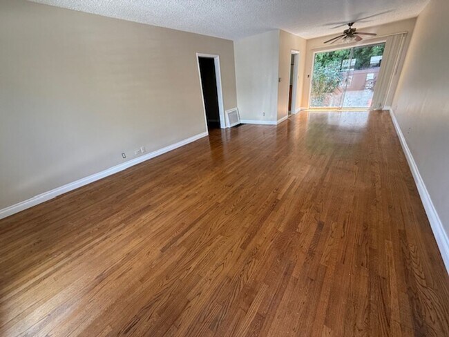 Foto del edificio - SECLUDED CONDO IN BELMONT HEIGHTS--CARROLL...