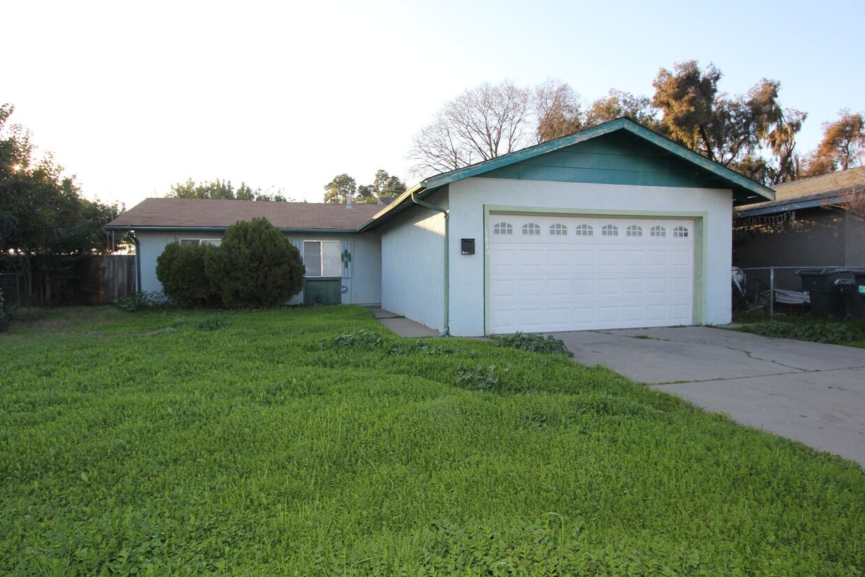 Primary Photo - Beautiful 3 bed, 2 bath, 2 car garage home...