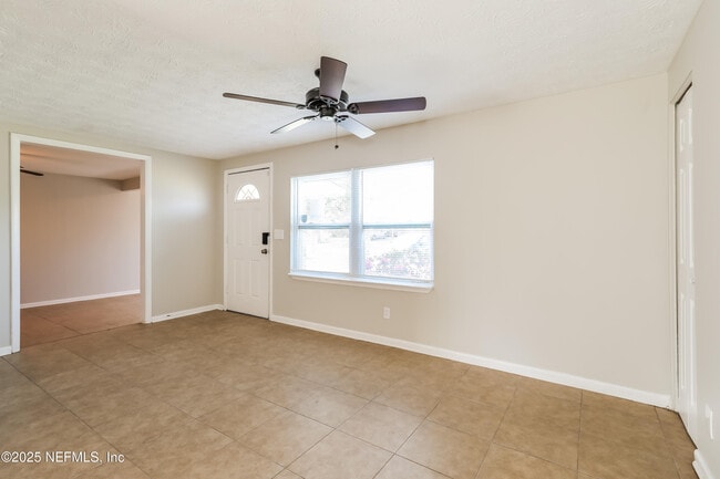 Foto del edificio - 8360 Red Holly Ln